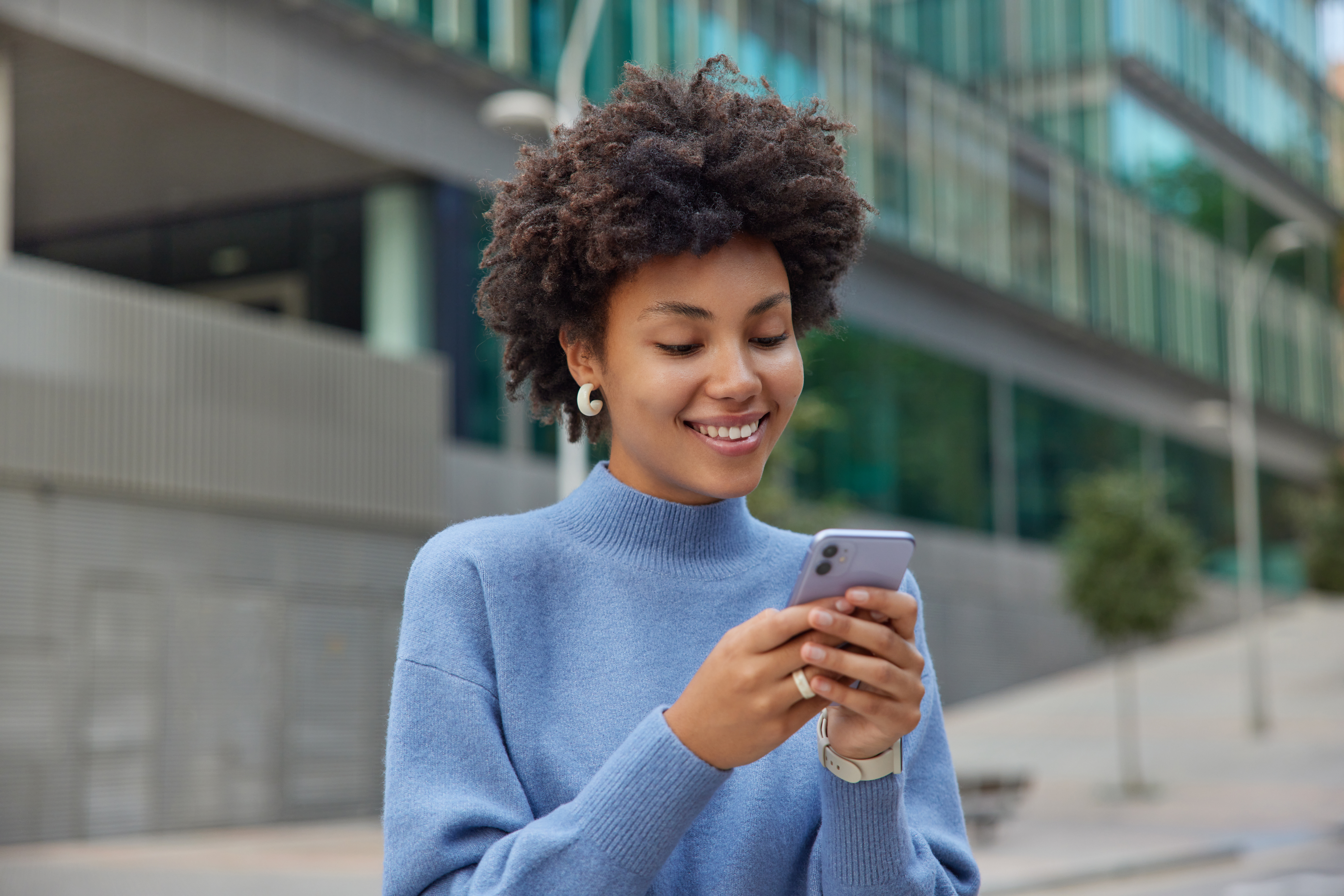 Pessoa usando smartphone para atendimento pelo WhatsApp